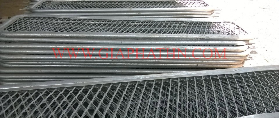 Lưới chống chói mạ kẽm nhúng nóng lắp đặt trên giải phân cách bê tông xi măng